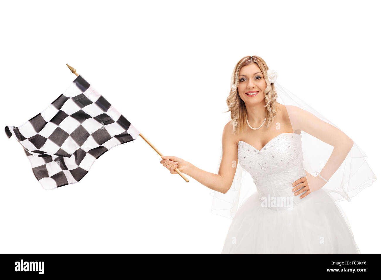 Portrait d'une jeune mariée qui agitait un drapeau à damier la race et regardant la caméra isolé sur fond blanc Banque D'Images