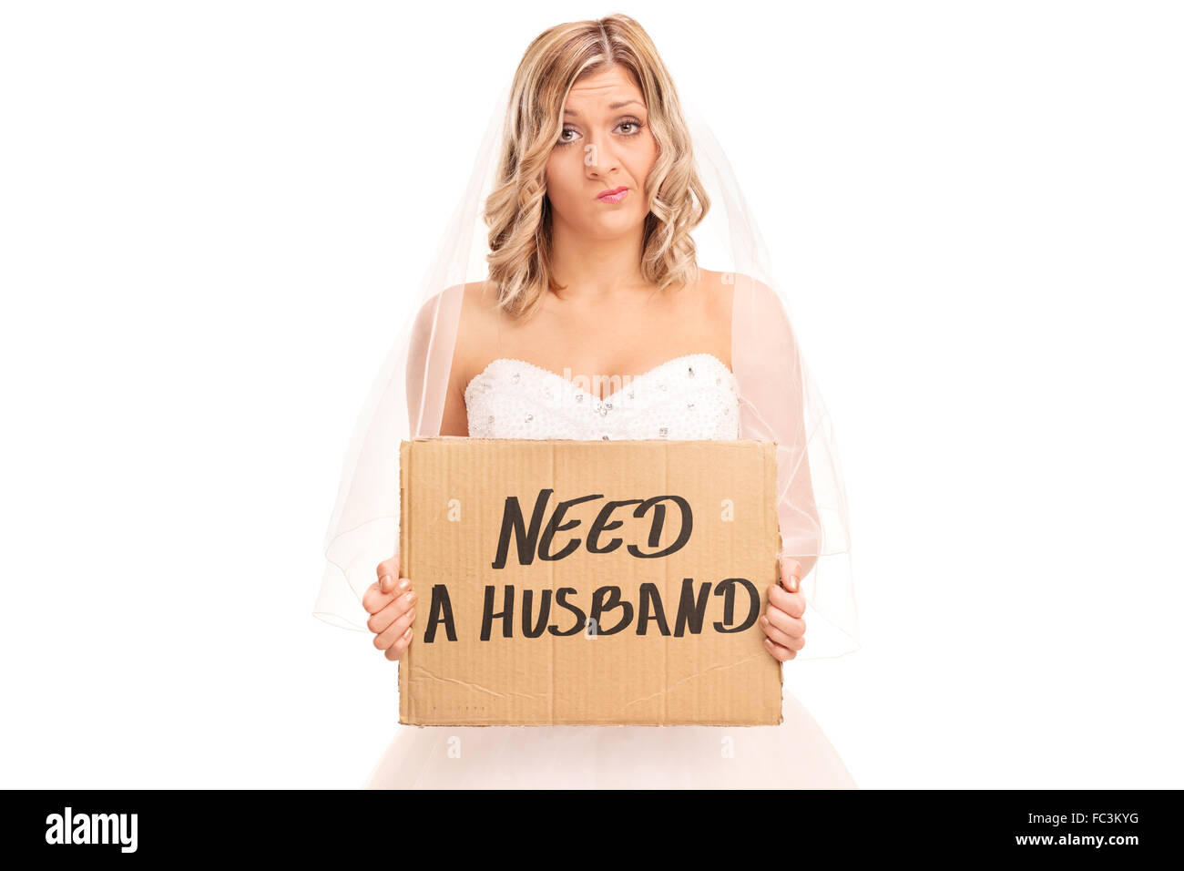 Jeune blonde bride holding une bannière qui dit besoin d'un mari isolé sur fond blanc Banque D'Images