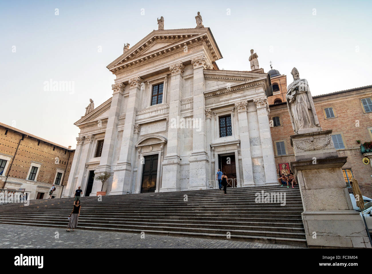 Les touristes en face de cathédrale à Urbino, Italie. Banque D'Images