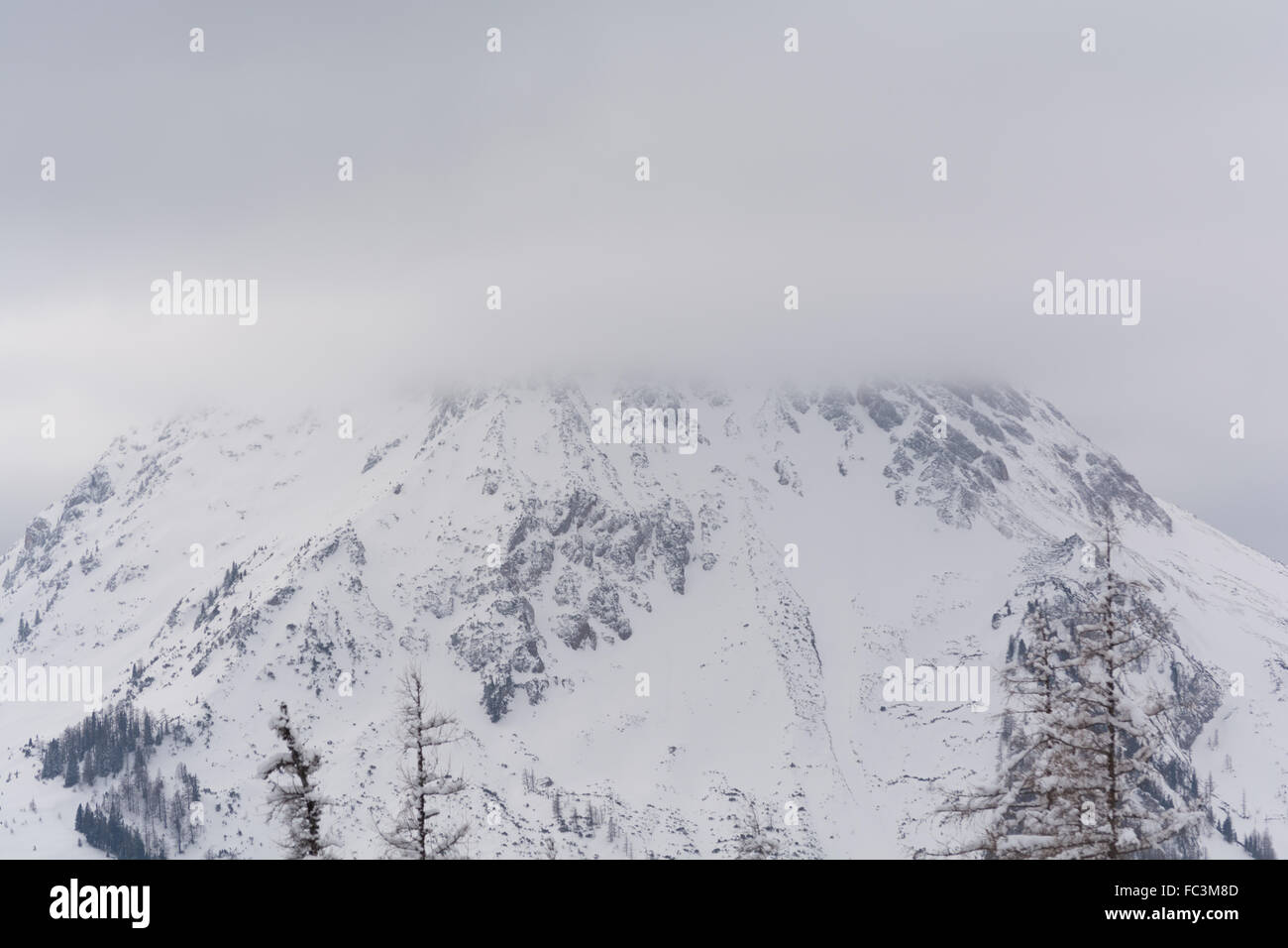 Snowy Mountain peaks dans la brume a Banque D'Images