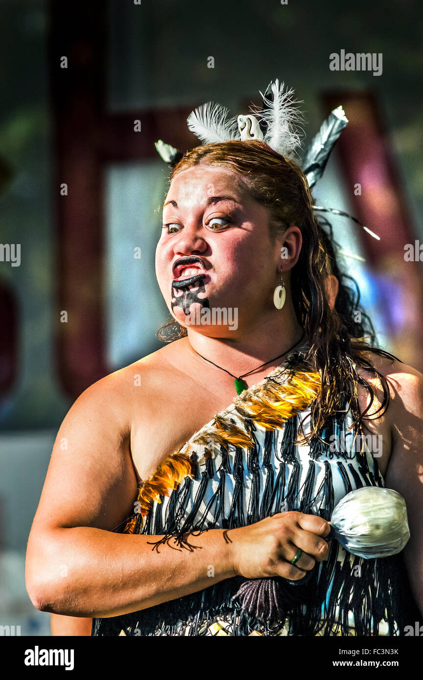 Femme maorie effectuer le Haka (danse de guerre) au Festival de Melbourne, Australie Photo Stock Femme maorie effectuer le Haka (danse de guerre) au Festival de Melbourne, Australie Photo Stock