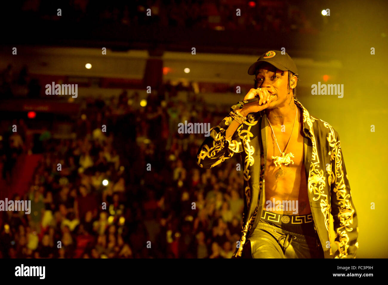 Travis Scott effectue en concert pendant la tournée "folie" à l'American Airlines Arena comprend : Travis Scott Où : Miami, Florida, United States Quand : 19 déc 2015 Banque D'Images