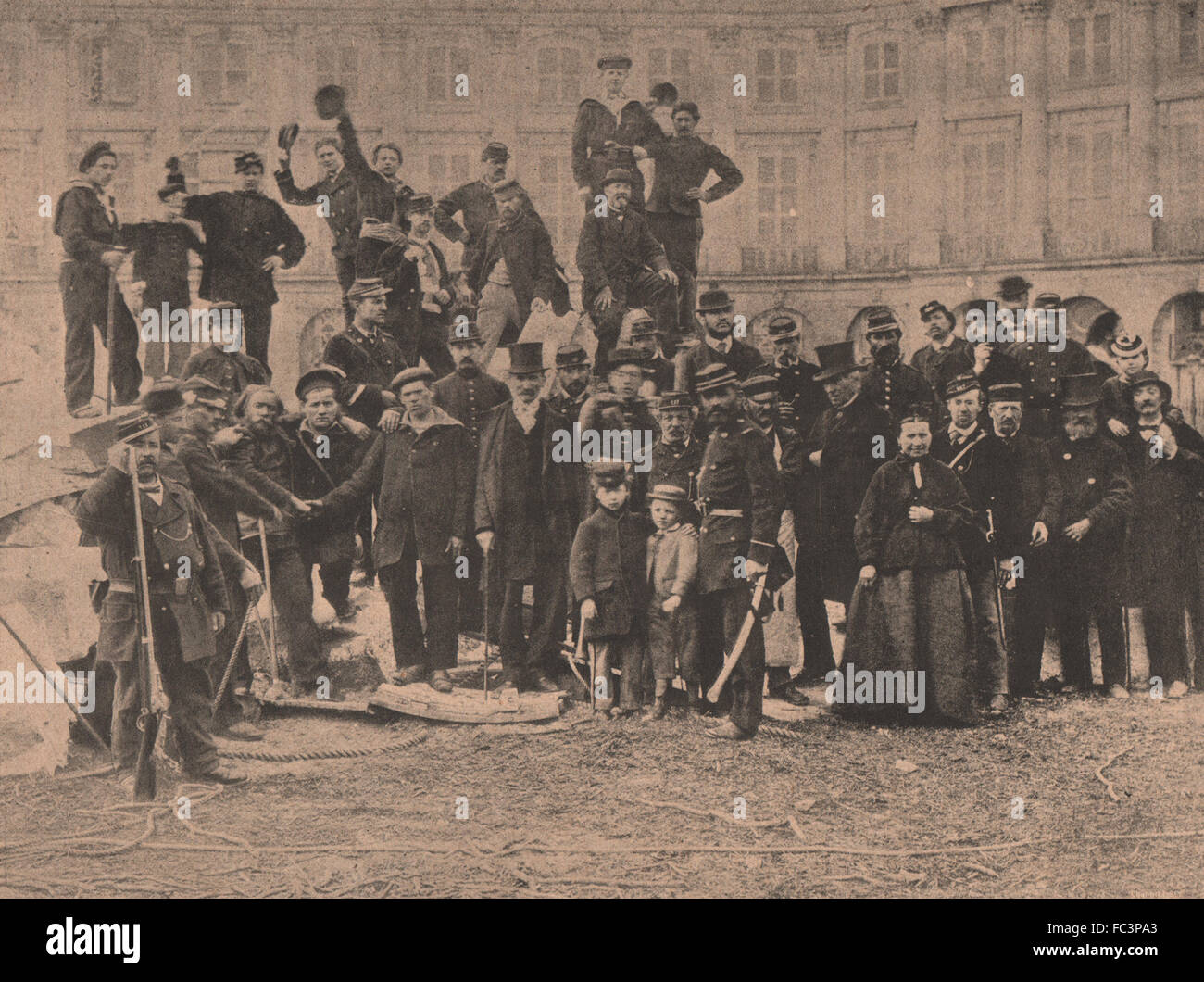 COMMUNE DE PARIS 1871. Groupe sur les débris de la colonne Vendôme (16 Mai.), c1873 ( Banque D'Images