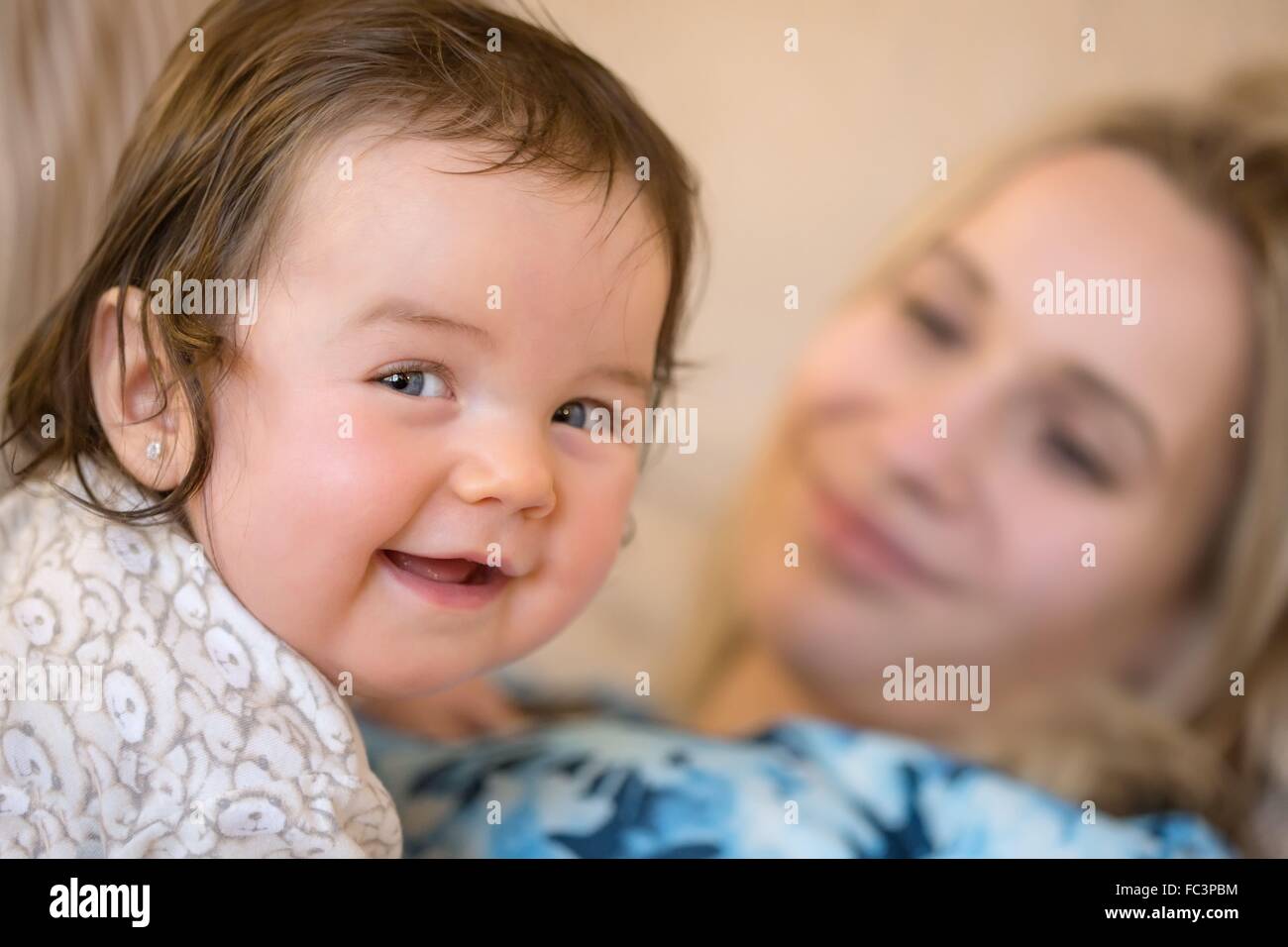 Heureux et souriant petit bébé Banque D'Images