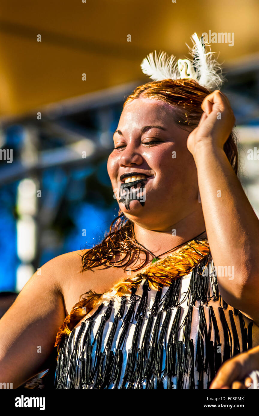 Le haka Maori femme performomg (danse de guerre) au Festival de Melbourne, Australie Banque D'Images