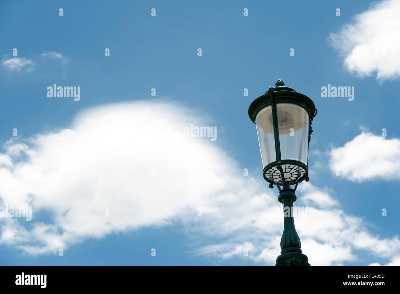 Ciel bleu avec une lampe à l'avant Banque D'Images