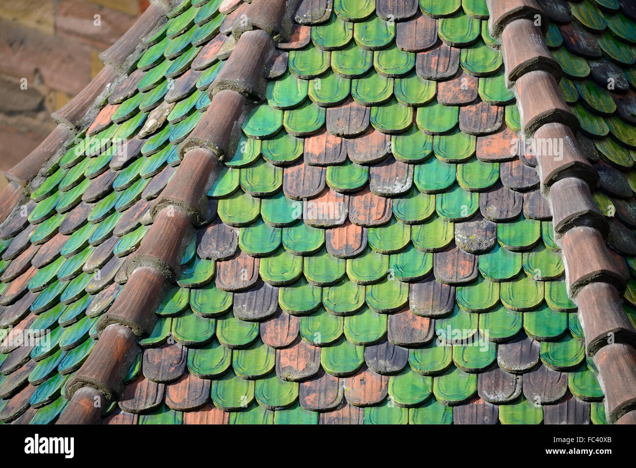 Toit en tuiles colorées de l'église St Martin, Colmar, France Banque D'Images Toit en tuiles colorées de l'église St Martin, Colmar, France Banque D'Images