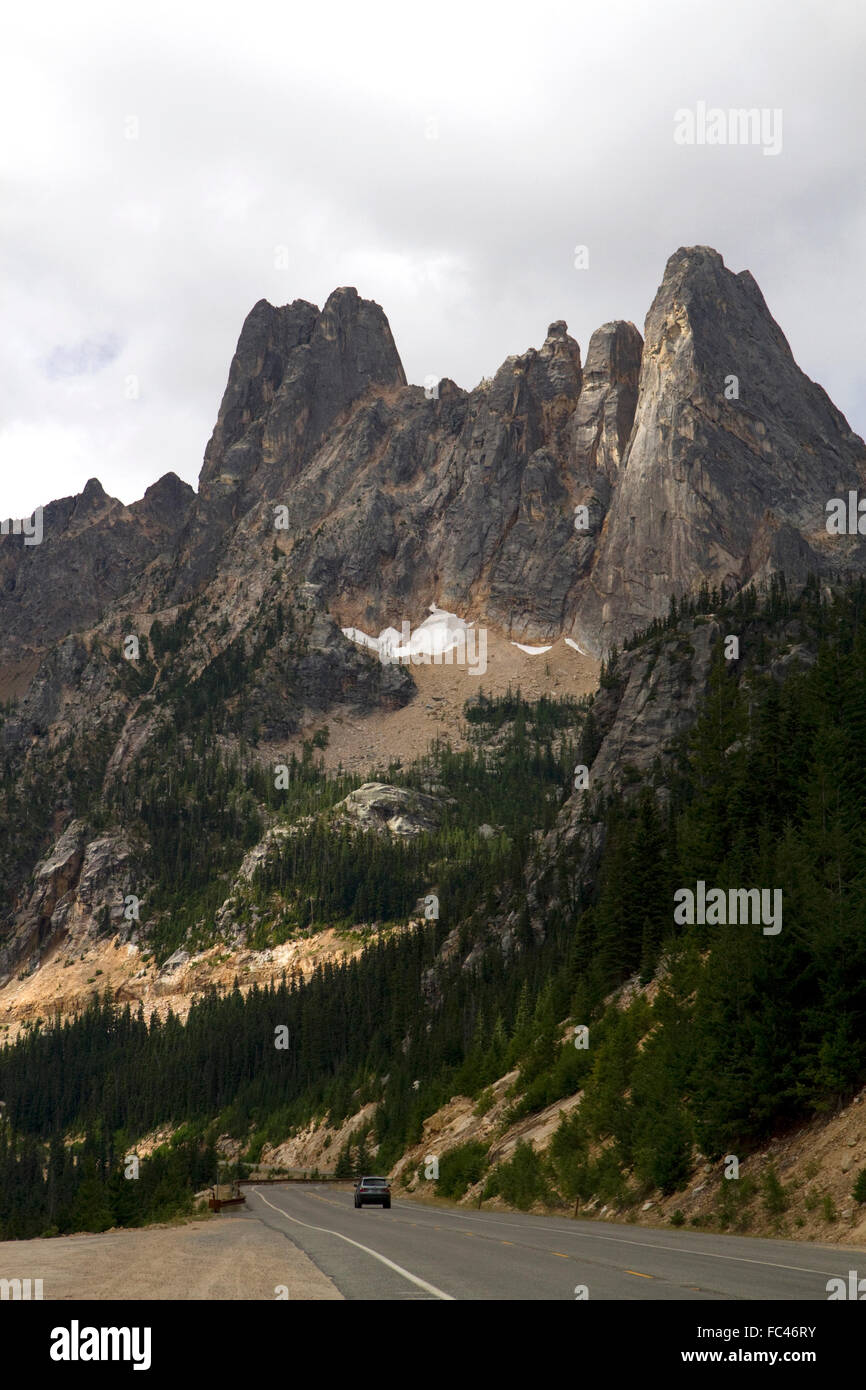 La State Route 20 et Liberty Bell Mountain à Washington passent dans le nord de la chaîne des Cascades, Washington, USA. Banque D'Images