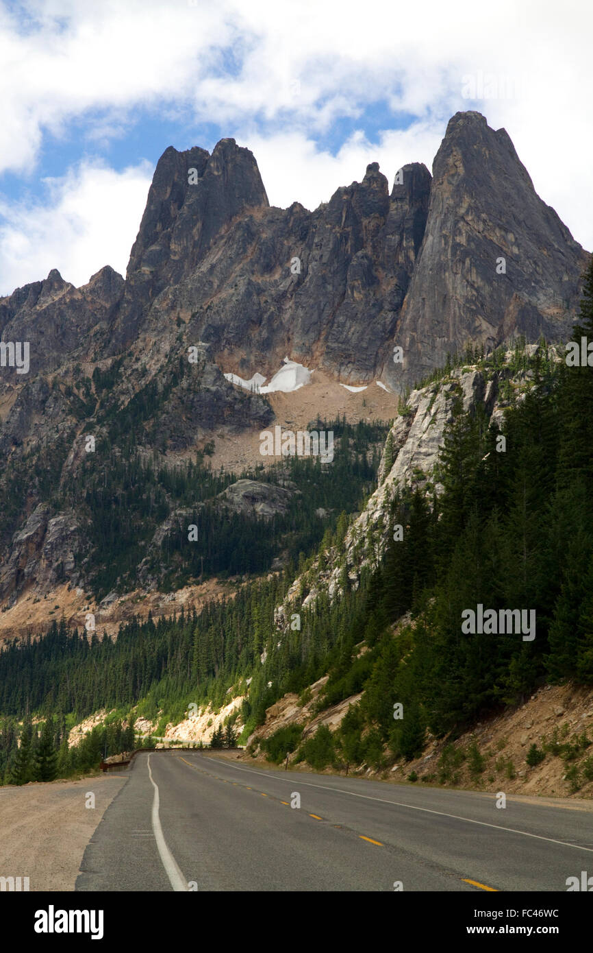 La State Route 20 et Liberty Bell Mountain à Washington passent dans le nord de la chaîne des Cascades, Washington, USA. Banque D'Images