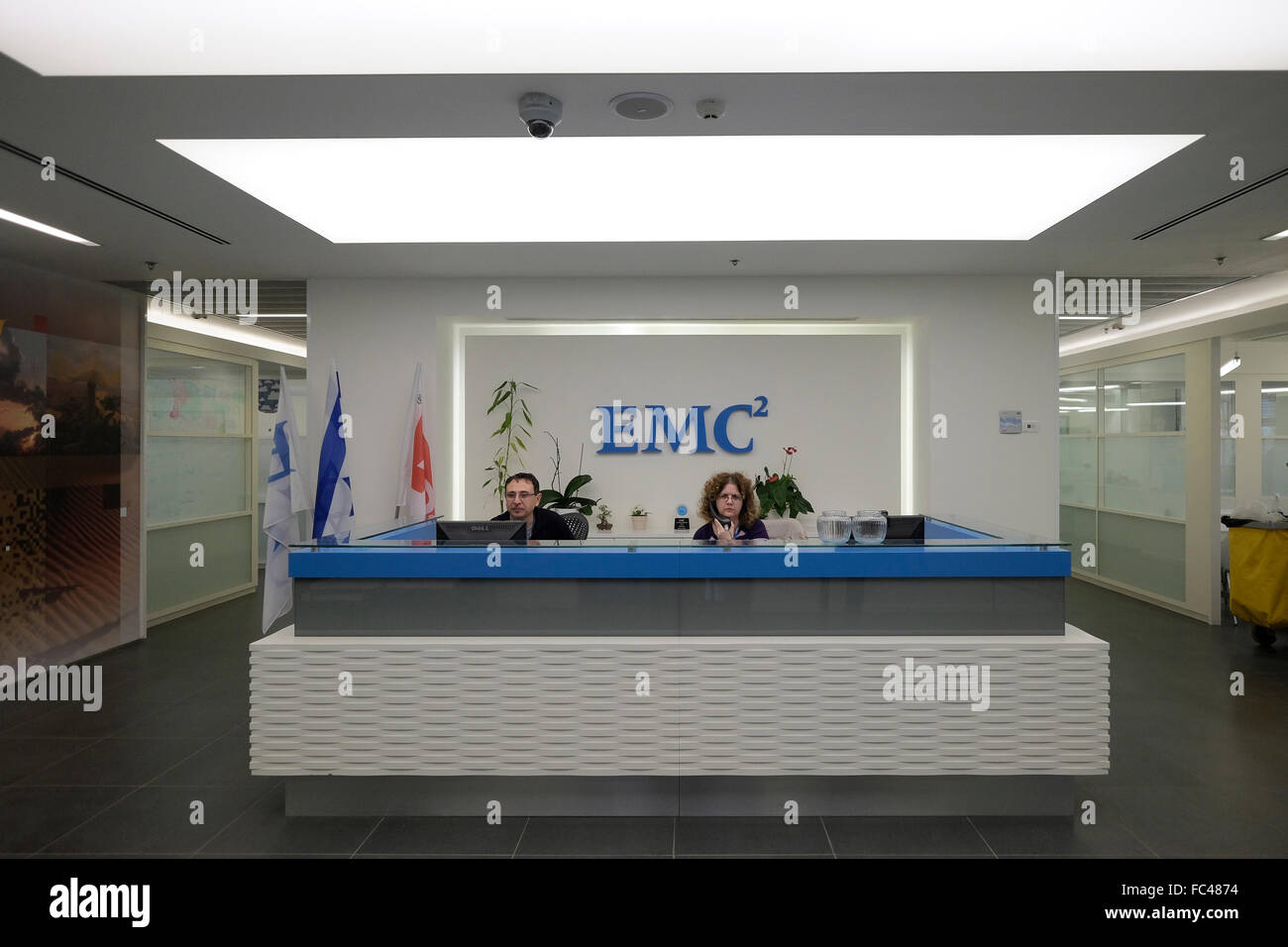 Le hall d'entrée du centre d'excellence EMC Israel une société de recherche pour les solutions d'infrastructure d'information située au parc technologique de Beersheba a également écrit Beer-Sheva la plus grande ville du désert du Néguev dans le sud d'Israël le 20 janvier, 2016 Beersheba se prépare à devenir le cyber-capital mondial avec des sociétés multinationales comme EMC, Deutsche Telekom, AG, Lockheed Martin, Oracle et IBM ayant déjà des bureaux dans la ville. Banque D'Images Le hall d'entrée du centre d'excellence EMC Israel une société de recherche pour les solutions d'infrastructure d'information située au parc technologique de Beersheba a également écrit Beer-Sheva la plus grande ville du désert du Néguev dans le sud d'Israël le 20 janvier, 2016 Beersheba se prépare à devenir le cyber-capital mondial avec des sociétés multinationales comme EMC, Deutsche Telekom, AG, Lockheed Martin, Oracle et IBM ayant déjà des bureaux dans la ville. Banque D'Images
