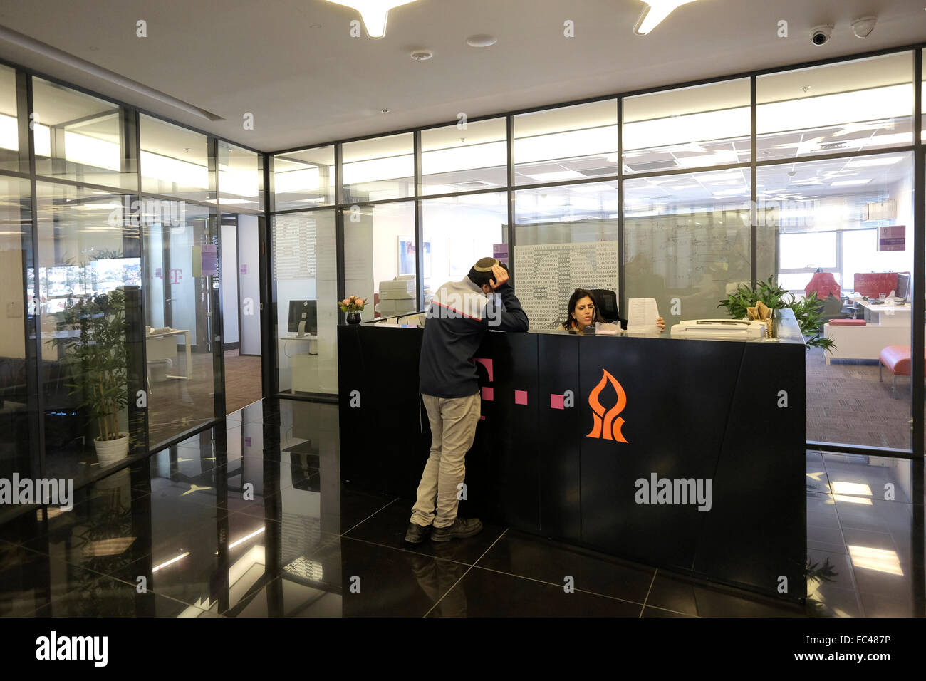 ISRAËL, Beersheba. 20 janvier. Le bureau de Deutsche Telekom situé au Technology Park de Beersheba a également écrit Beer-Sheva la plus grande ville du désert du Negev dans le sud d'Israël le 20 janvier 2016 Beersheba se prépare à devenir le cyber-capital mondial avec des sociétés multinationales comme EMC, Deutsche Telekom, AG, Lockheed Martin, Oracle et IBM ont déjà des bureaux dans la ville. Banque D'Images ISRAËL, Beersheba. 20 janvier. Le bureau de Deutsche Telekom situé au Technology Park de Beersheba a également écrit Beer-Sheva la plus grande ville du désert du Negev dans le sud d'Israël le 20 janvier 2016 Beersheba se prépare à devenir le cyber-capital mondial avec des sociétés multinationales comme EMC, Deutsche Telekom, AG, Lockheed Martin, Oracle et IBM ont déjà des bureaux dans la ville. Banque D'Images