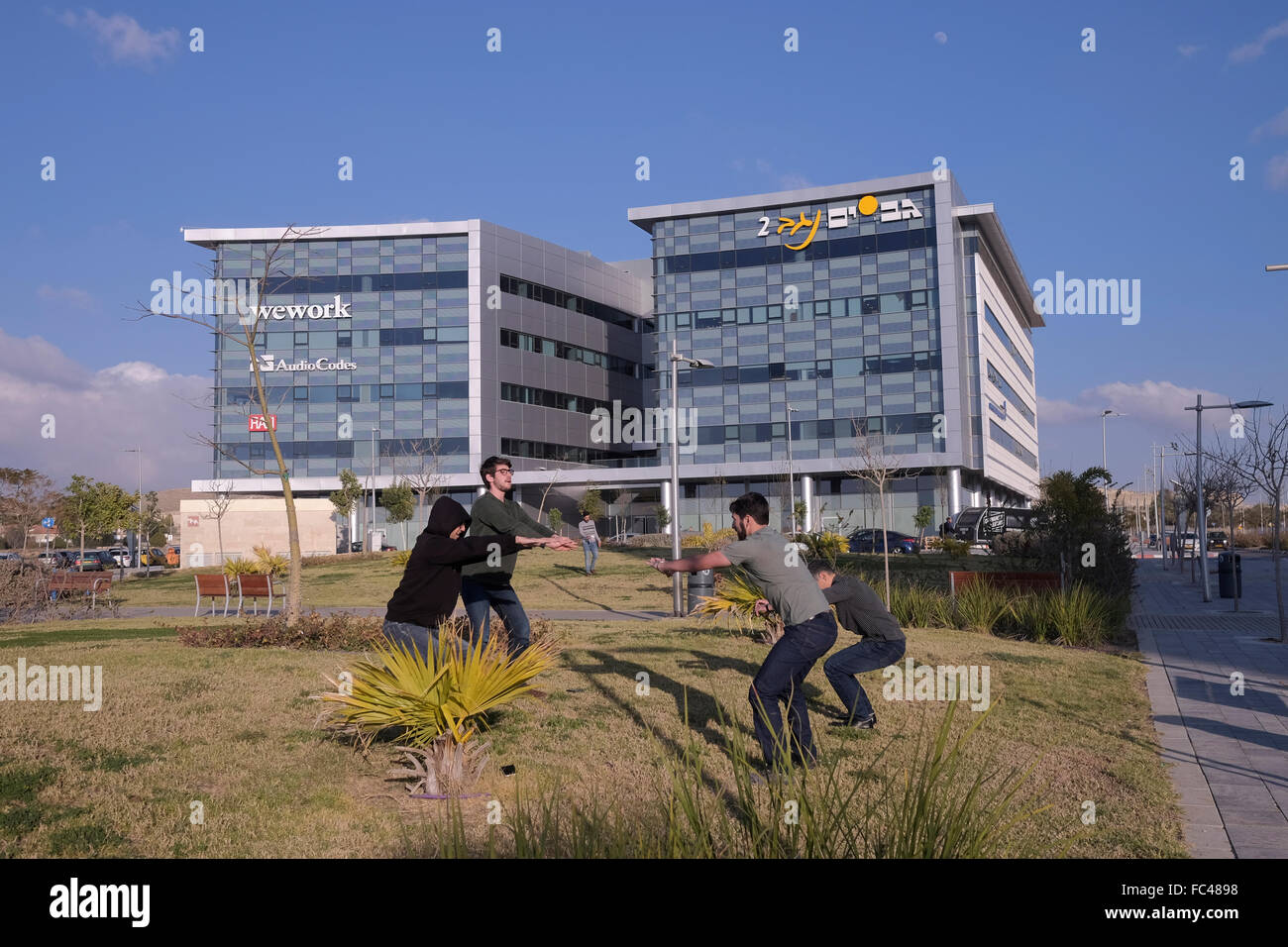 Les employés de High Tech s'étendant dans un petit jardin du Technology Park de Beersheba ont également écrit à Beersheba, la plus grande ville du désert du Negev dans le sud d'Israël, le 20 janvier 2016, Beersheba se prépare à devenir le cyber-capital mondial avec des sociétés multinationales comme EMC, Deutsche Telekom, AG, Lockheed Martin, Oracle et IBM ont déjà des bureaux dans la ville. Banque D'Images Les employés de High Tech s'étendant dans un petit jardin du Technology Park de Beersheba ont également écrit à Beersheba, la plus grande ville du désert du Negev dans le sud d'Israël, le 20 janvier 2016, Beersheba se prépare à devenir le cyber-capital mondial avec des sociétés multinationales comme EMC, Deutsche Telekom, AG, Lockheed Martin, Oracle et IBM ont déjà des bureaux dans la ville. Banque D'Images