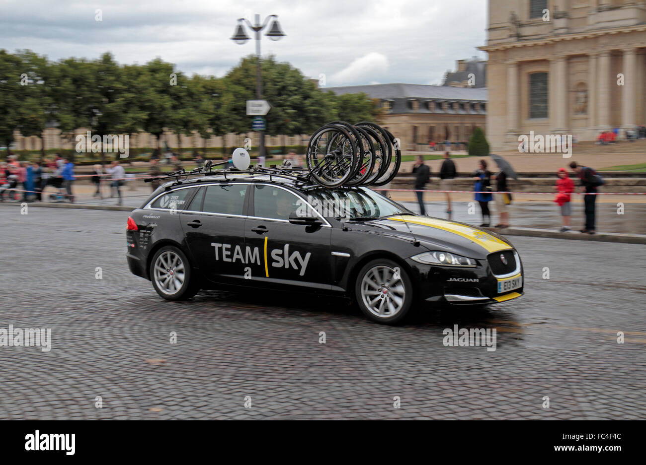 L'un des Tour de France 2015 des voitures de l'équipe de soutien lorsqu'il passe par Paris sur la dernière étape de la course. Banque D'Images