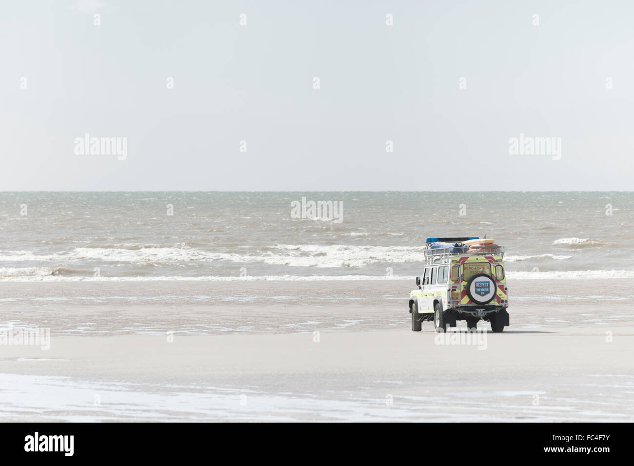 Véhicule de secours en mer en surveillant les marées qui empiètent sur le littoral nord-ouest, l'anglais, par Blackpool Banque D'Images