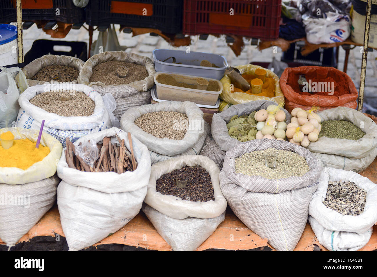 Produits en vrac pour vendre dans le marché en plein air Banque D'Images