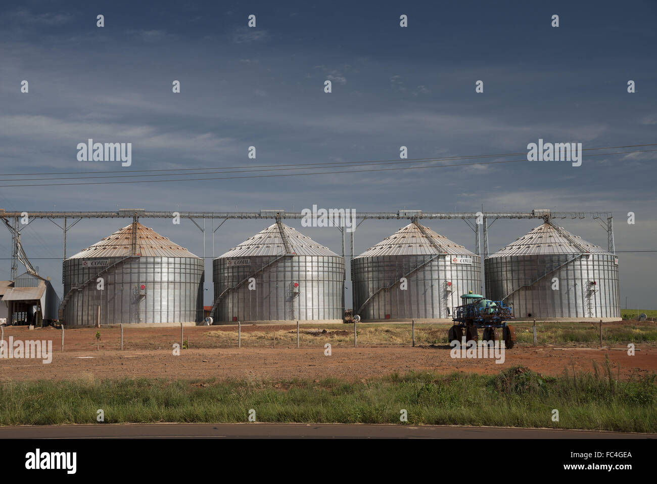 Les silos de stockage de céréales - soja, maïs et blé Banque D'Images