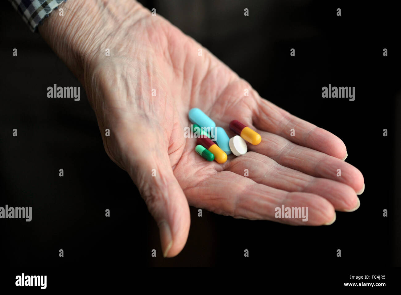 Vieille personne holding medicine, les médicaments dans la main. Banque D'Images