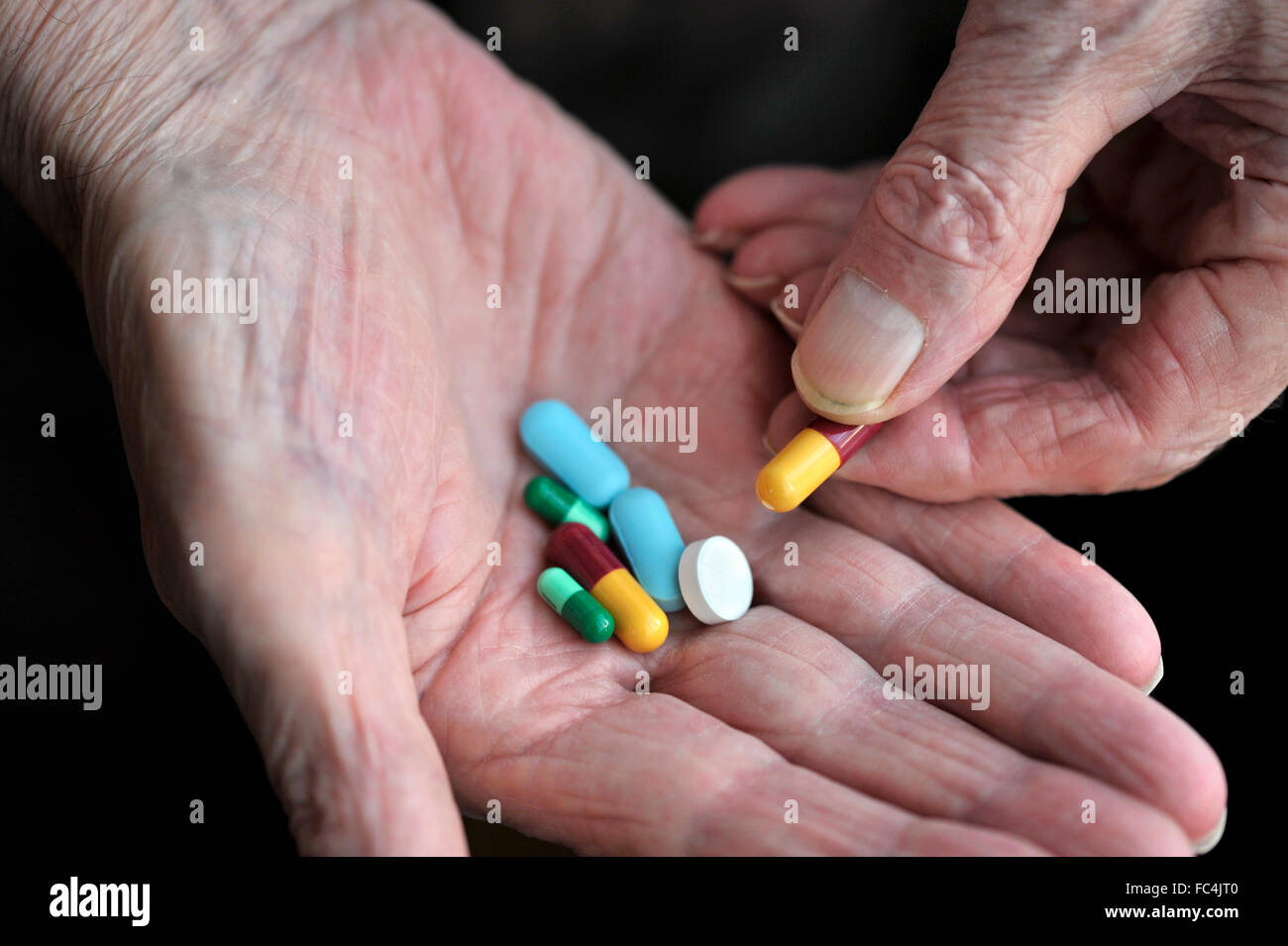 Vieille personne avec la médecine, les médicaments dans la main. Banque D'Images