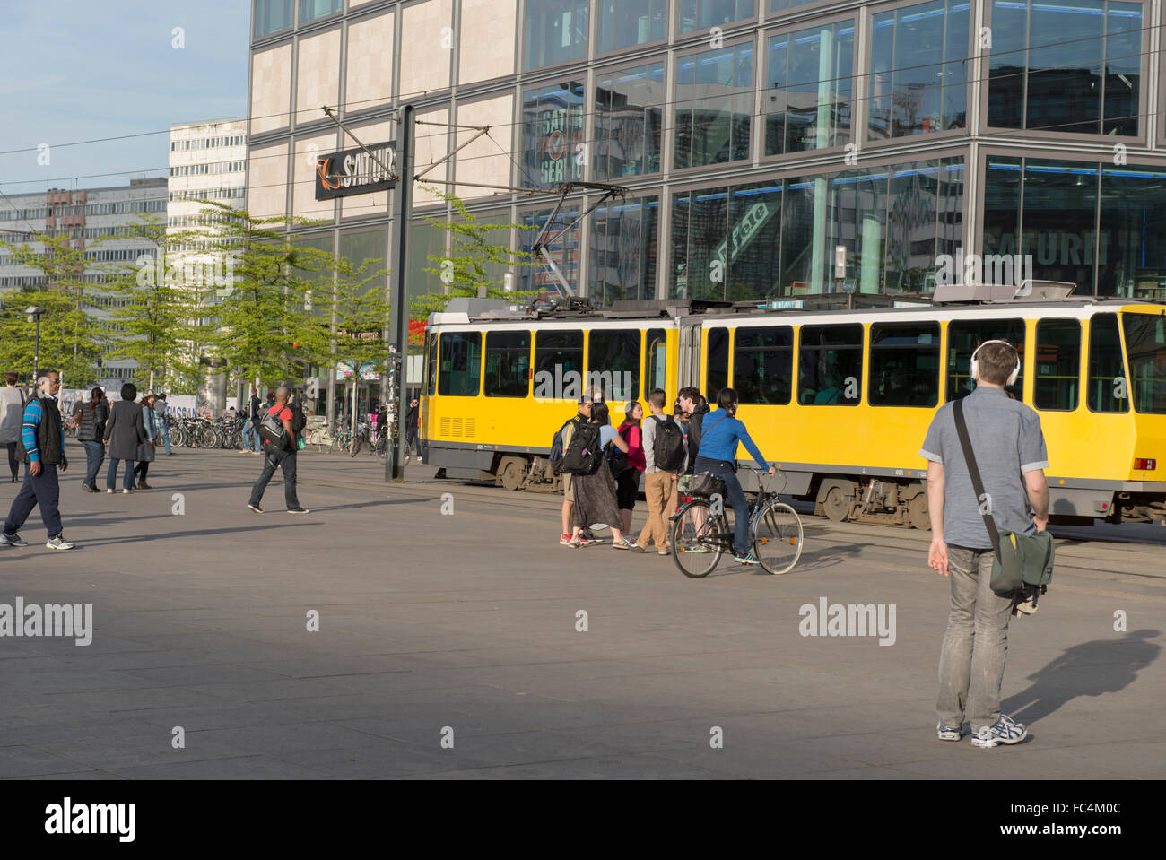 Le tram et les piétons dans le centre de Berlin, Allemagne Banque D'Images
