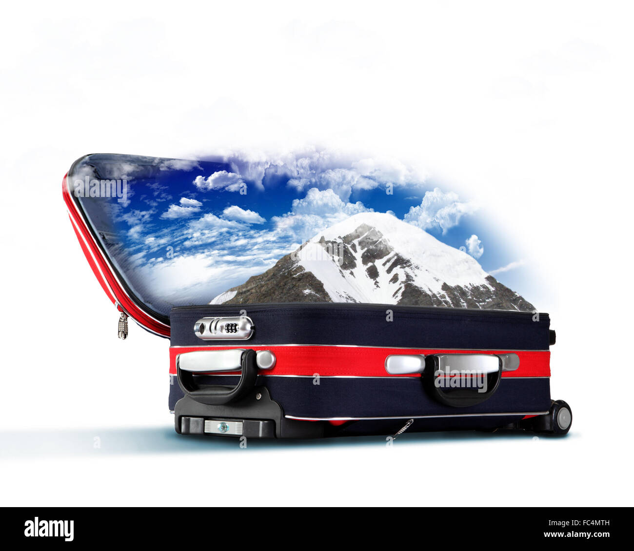 Valise rouge avec des montagnes couvertes de neige à l'intérieur Banque D'Images