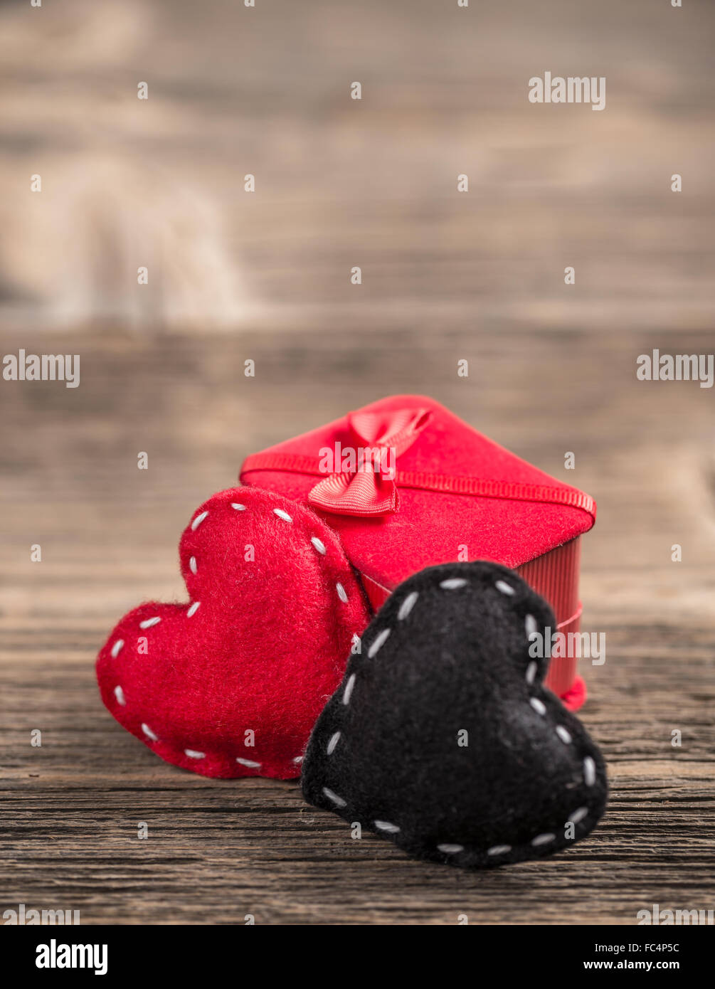 Concept de divorce avec rouge et coeurs de feutre noir sur fond de bois vintage Banque D'Images