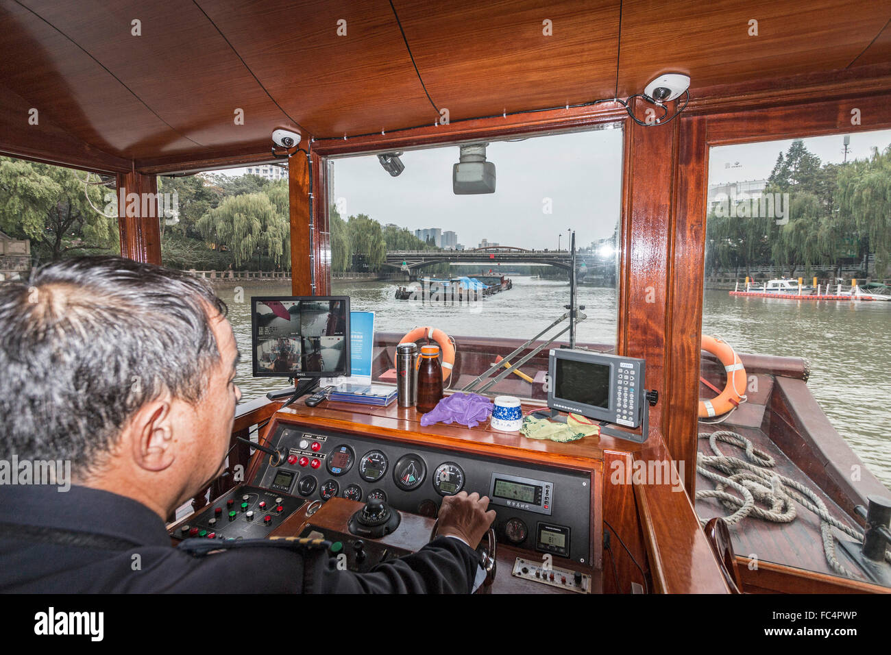 Vue du bateau de tourisme du Grand Canal à Hangzhou, Chine. C'est le plus long canal ou rivière artificielle dans le monde Banque D'Images