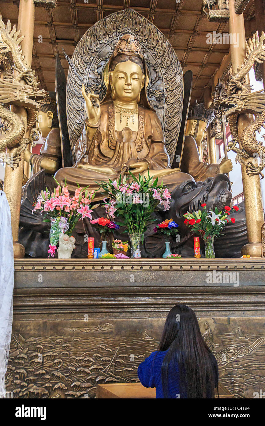 Femme prie à Buddha statue (Âmes Lingyin Temple de réflexion) à Hangzhou, Chine. Banque D'Images