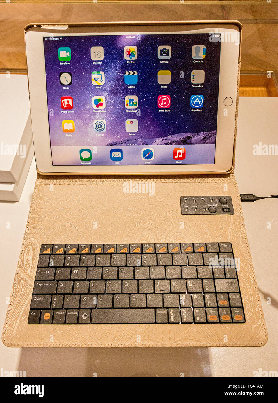 Étui iPad en soie à vendre à Wensli Musée de la soie de Hangzhou, Chine. Banque D'Images