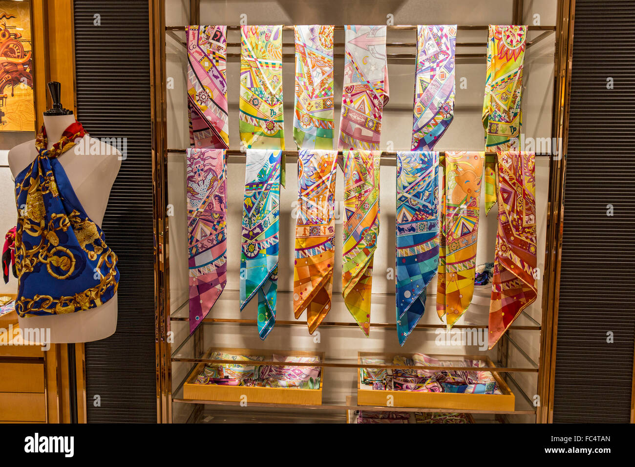 Foulards en soie en vente à Wensli Musée de la soie de Hangzhou, Chine, où les gens peuvent acheter une écharpe pour Marc Rosier 450 Banque D'Images