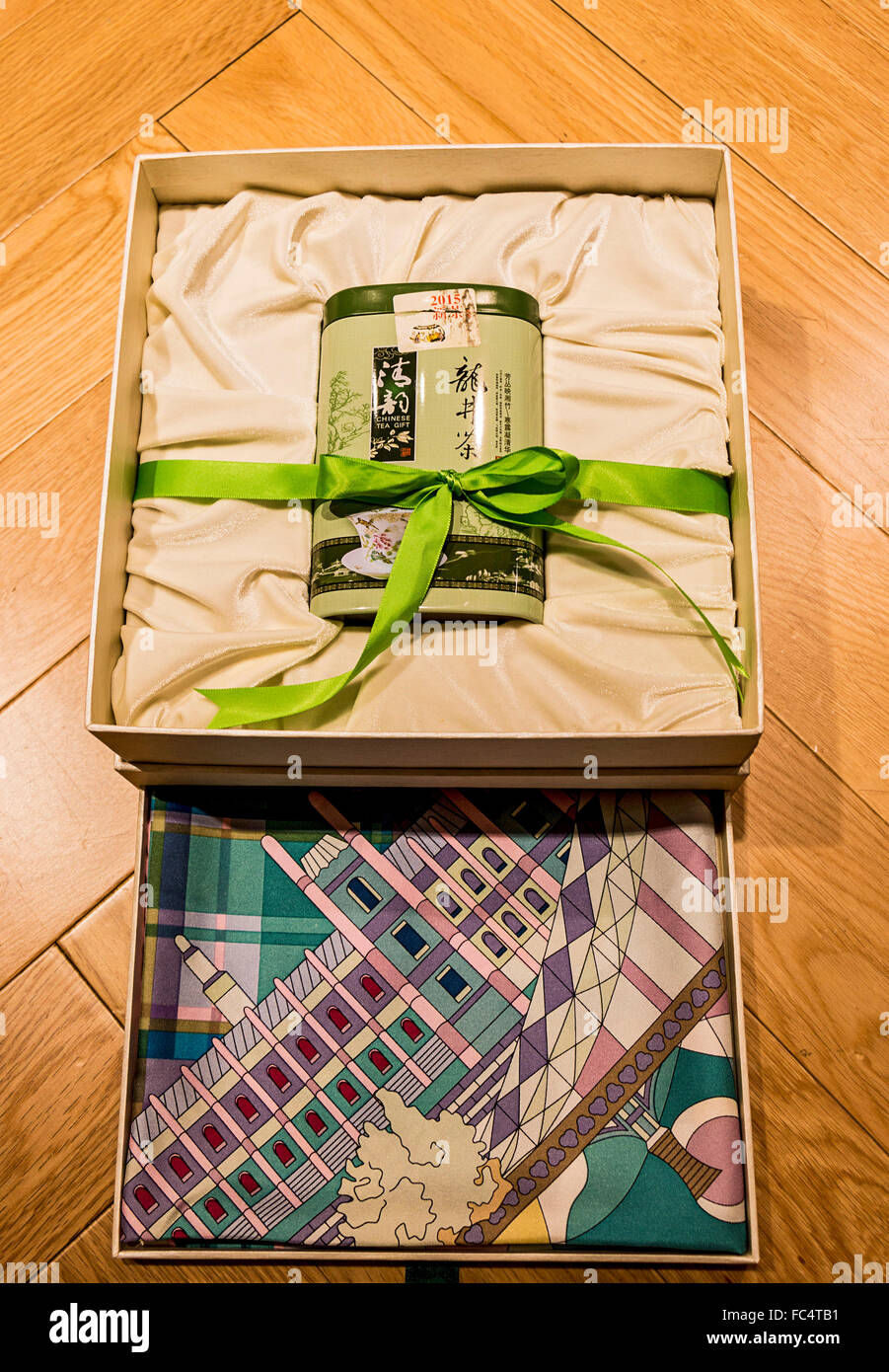 Boîte de thé vert sur un lit de soie avec un foulard de soie pour 225 $ US à Wensli Musée de la soie de Hangzhou, Chine. Banque D'Images