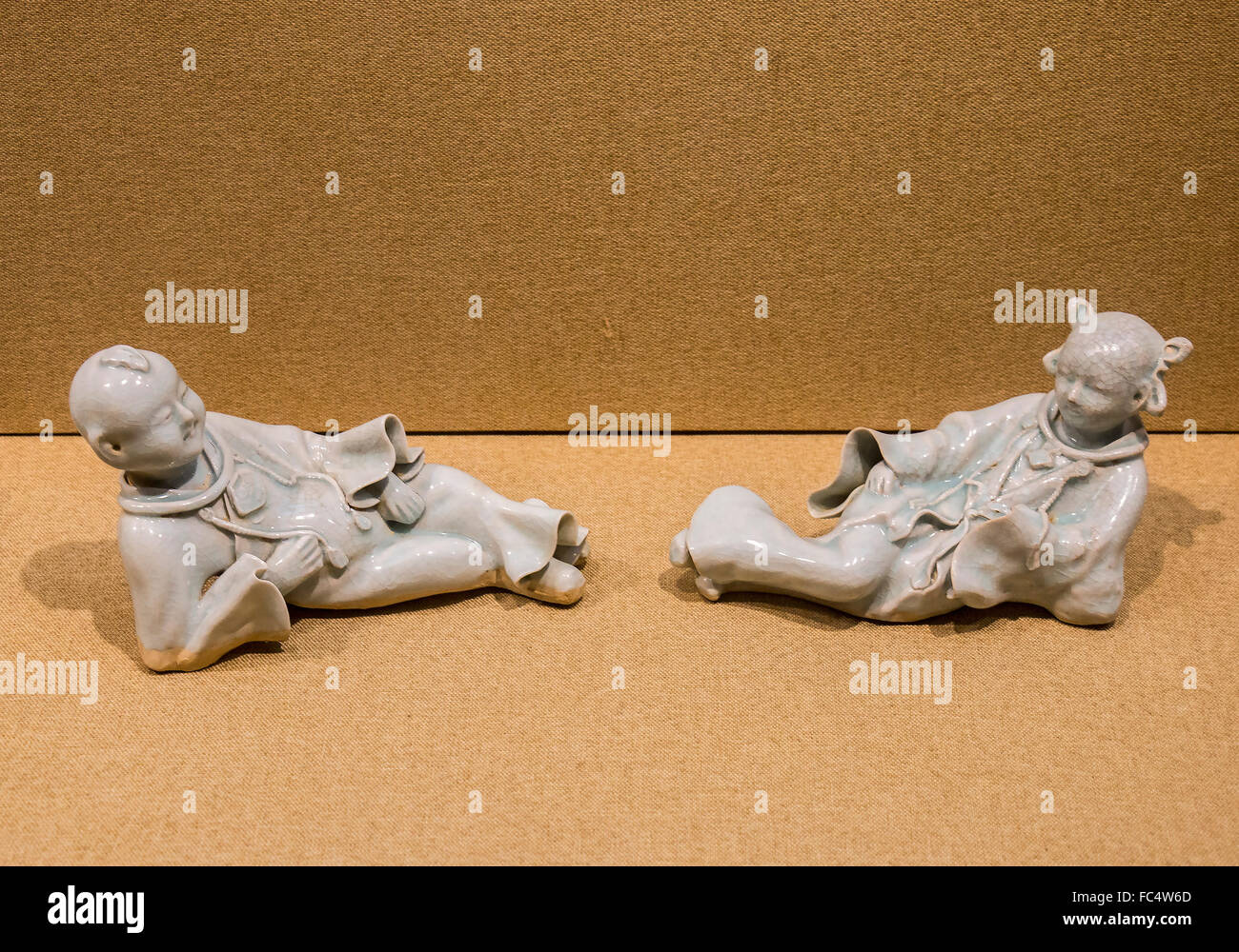 Garçon et fille en porcelaine datant d'autour de 1000 AD. Sur disiplay à Zhen Qi Hui Art Centre à Hangzhou, Chine, Banque D'Images