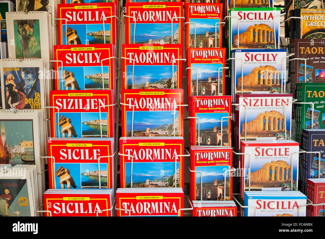 Livre guide de la Sicile, vue d'un affichage de guides en différentes langues dans une rue de Taormina, Sicile. Banque D'Images