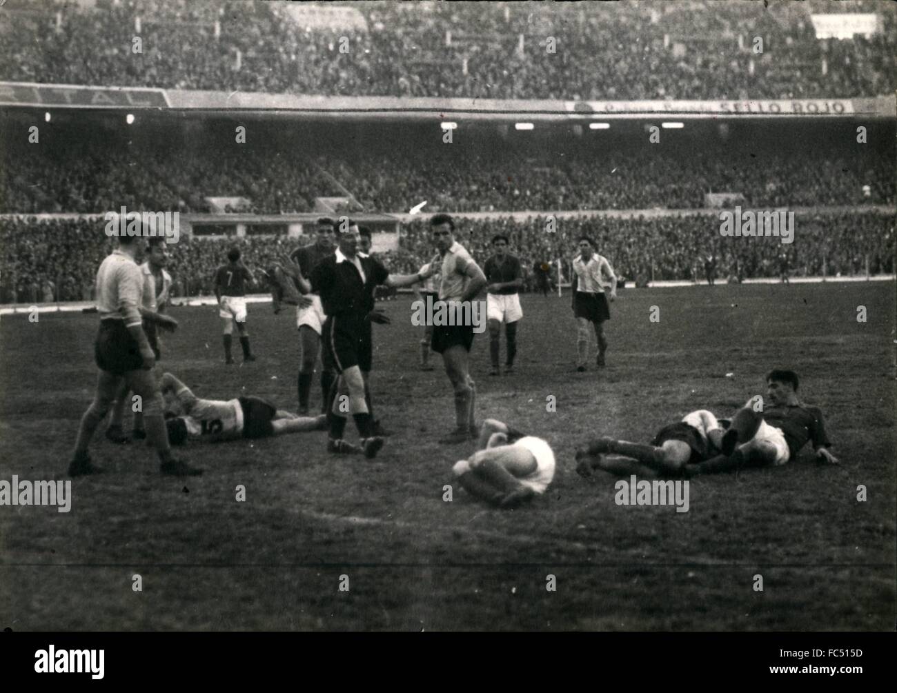 1955 - ''est un match de football. L'arbitre anglais Sunderland pour continuer le jeu, lorsque quatre joueurs sont nd après un moment violent du jeu entre Racing Club de pions et de San Lorenzo, pour l e championnat. Match a eu lieu à la gagnante de course l'équipe locale de g à o. Joueurs de Silva de San Lorenzo (à gauche) et Rastelli (droite). D'autres ne sont pas identifiés. Cependant, ce n'était pas aussi grave que la photo ''(illisible)'' quatre joueurs se lèvent à la fois et conti ' moi. © Keystone Photos USA/ZUMAPRESS.com/Alamy Live News Banque D'Images