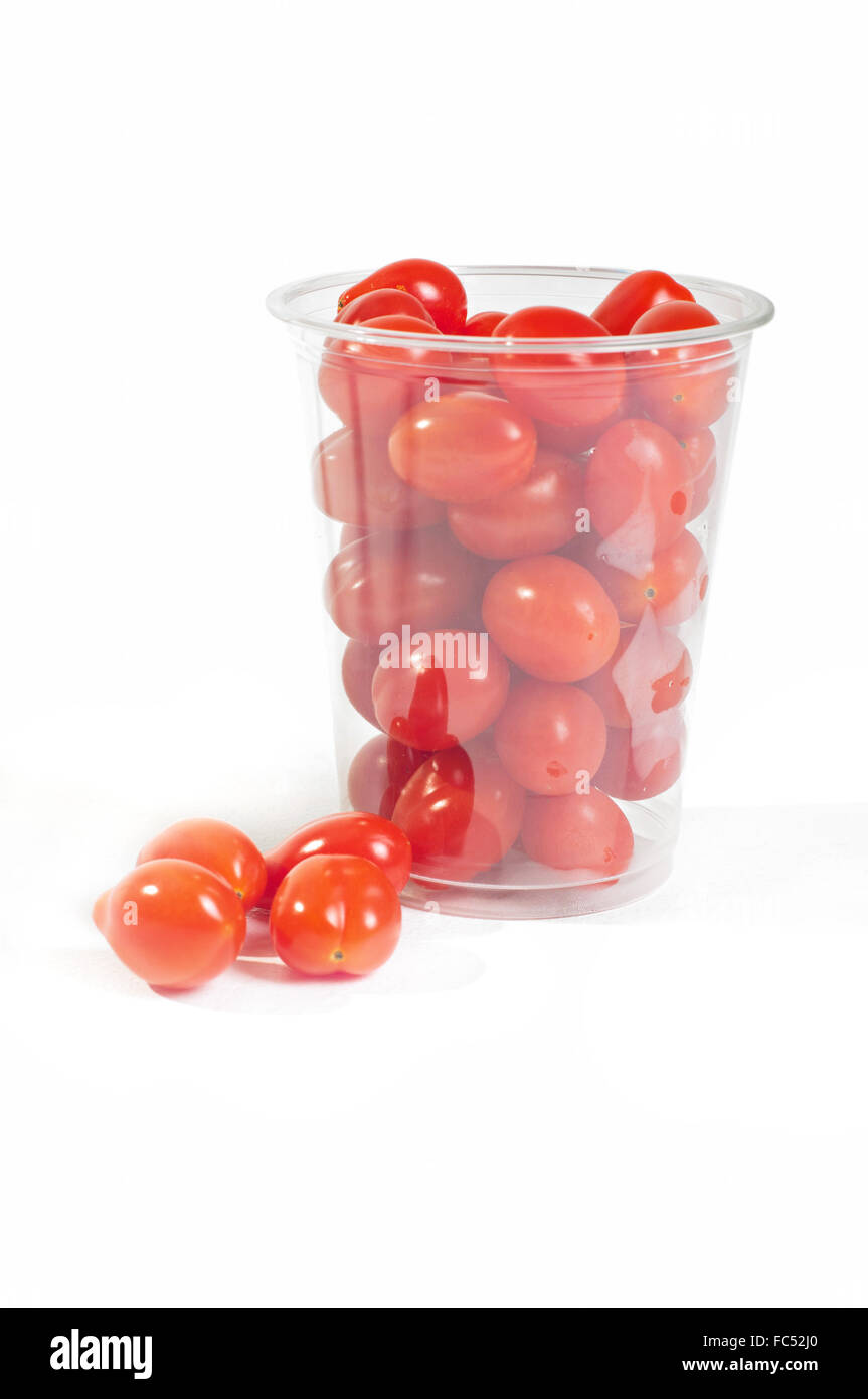 Tomates cerises rouges dans des emballages en plastique Banque D'Images