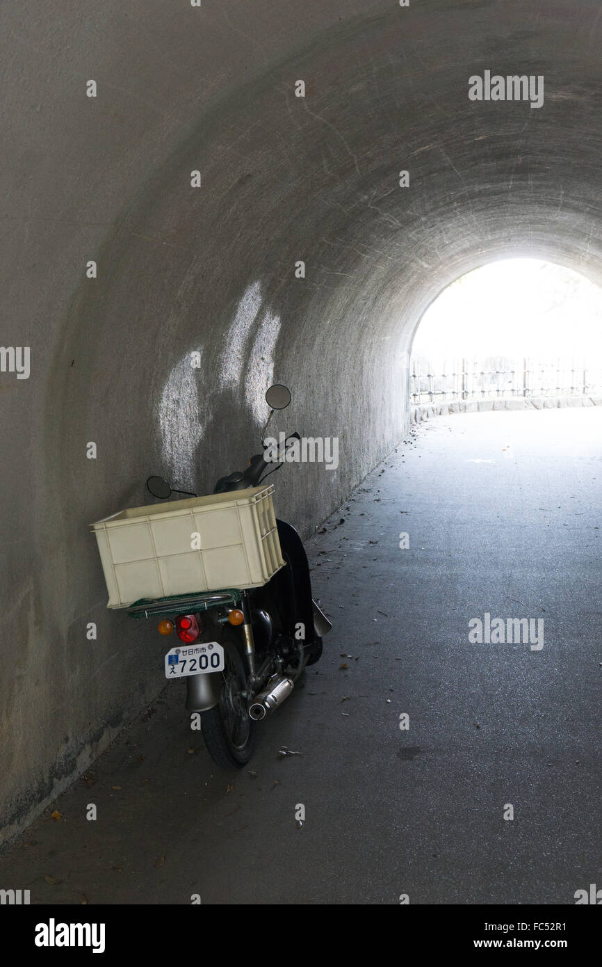 Scooter en tunnel à Miyajima Japon Banque D'Images