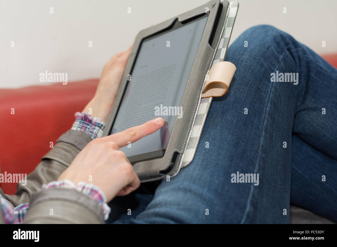 Comprimé comme un livre électronique en cours d'utilisation Banque D'Images