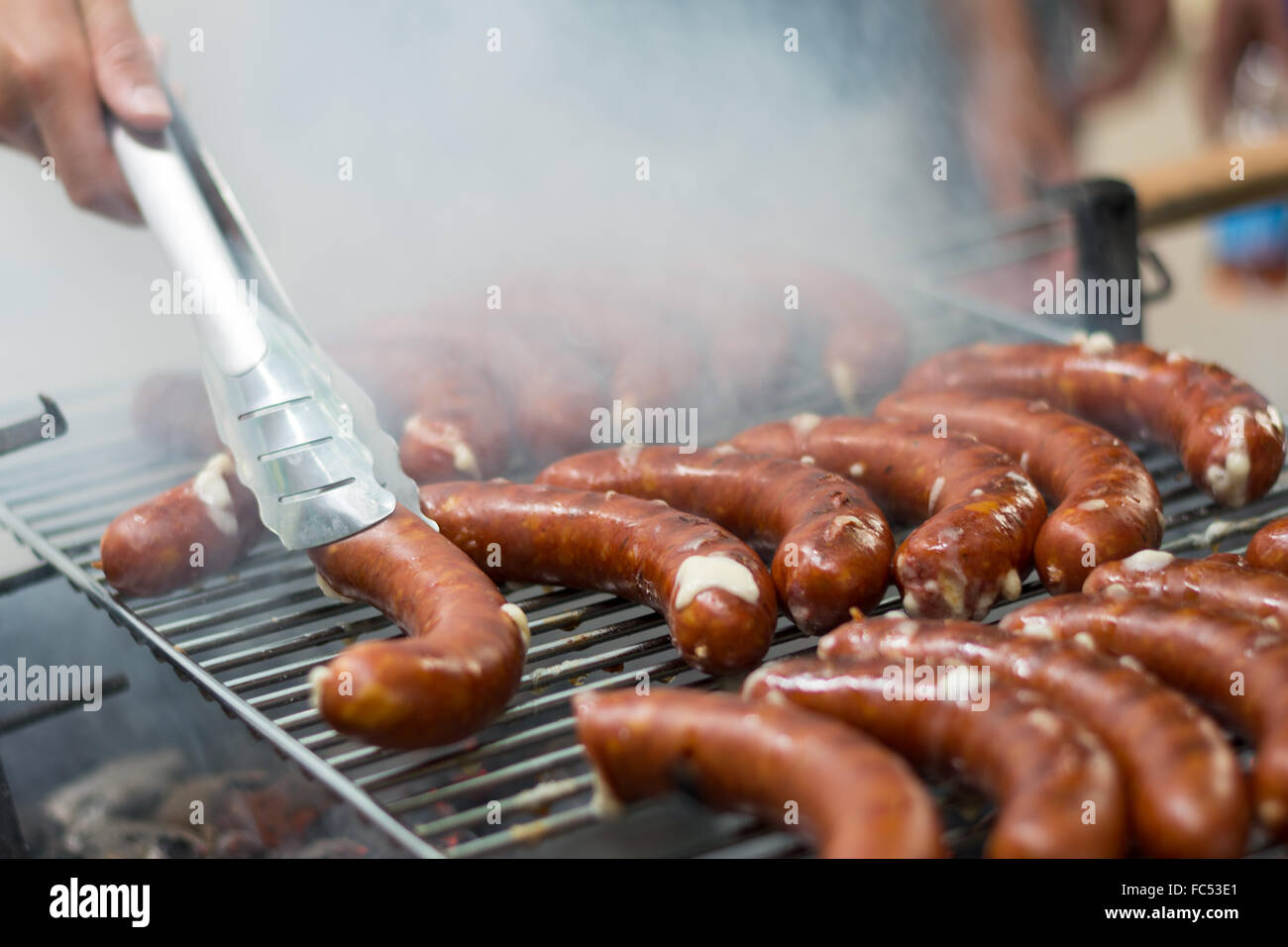 Les saucisses sont grillées sur barbecue Banque D'Images