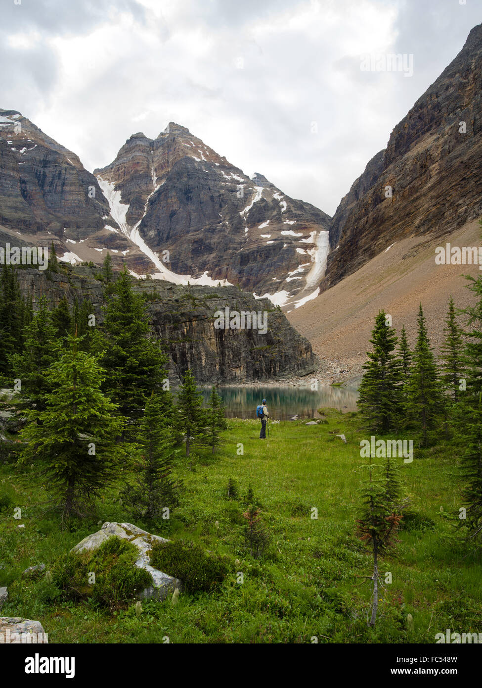 Une femme jouit de la vue sur le lac sur le lac lefroy lneo trail avec Glacier Peak dans l'arrière-plan, dans le parc national Yoho Banque D'Images