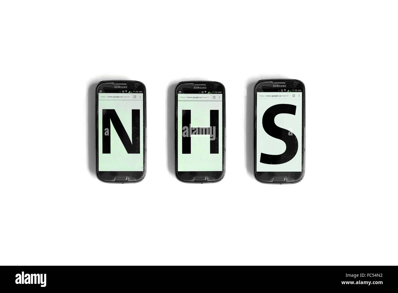 NHS écrit sur l'écran des smartphones photographié sur un fond blanc. Banque D'Images