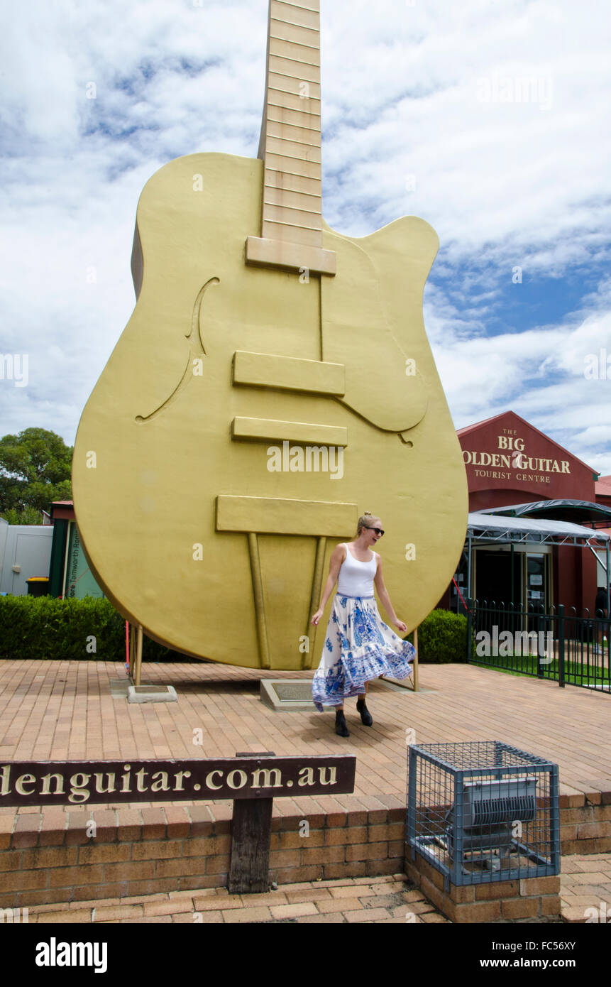 Happy Girl Dancing en face de la Grande Guitare à Tamworth NSW Australie Banque D'Images