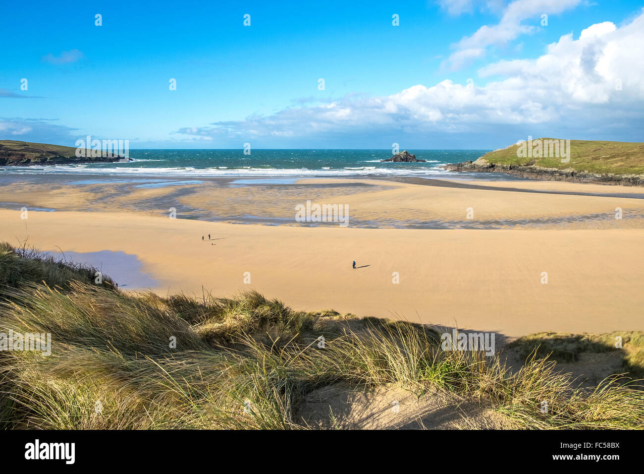 Une journée d'hiver ensoleillée à Crantock Beach à Cornwall, England, UK Banque D'Images