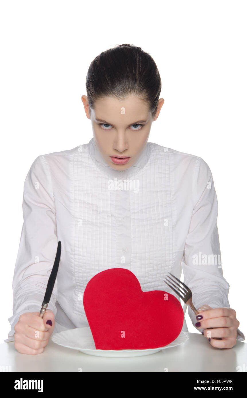 Femme fatale mange coeur fourchette et couteau Banque D'Images