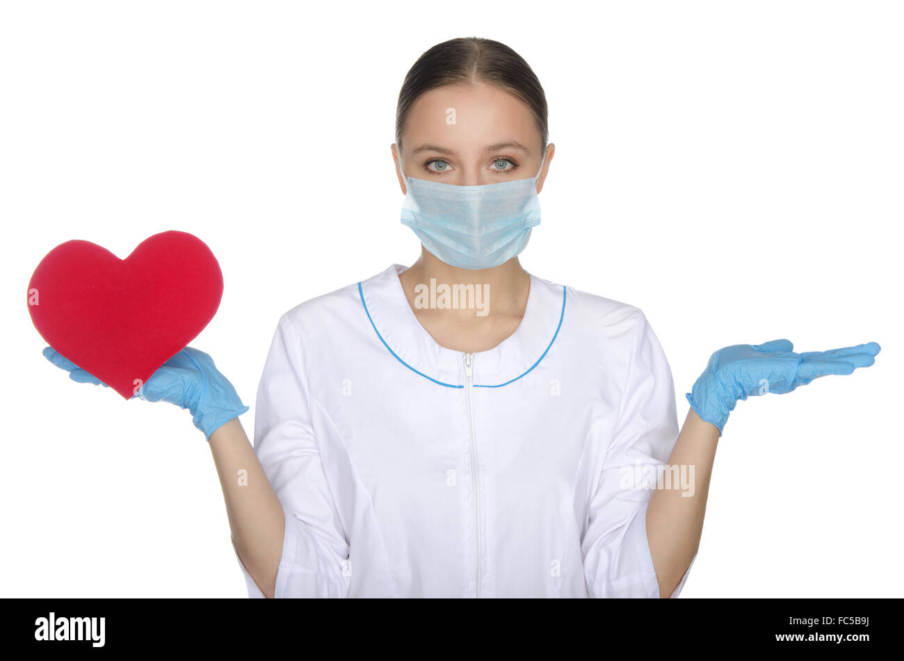 Femme Médecin en masque pèse sur le coeur à la main Banque D'Images