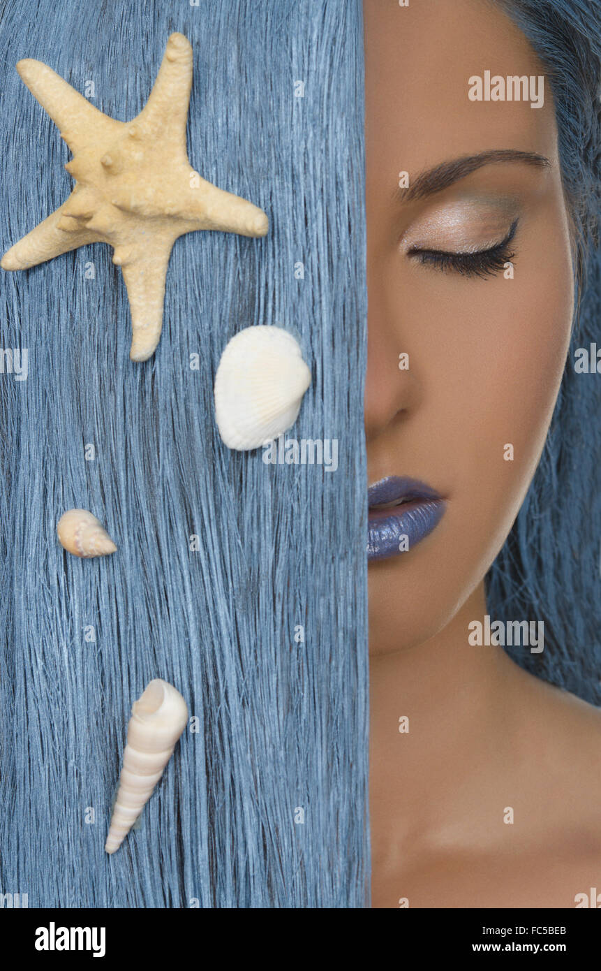 Portrait de femme, des cheveux bleus et de coquillages Banque D'Images