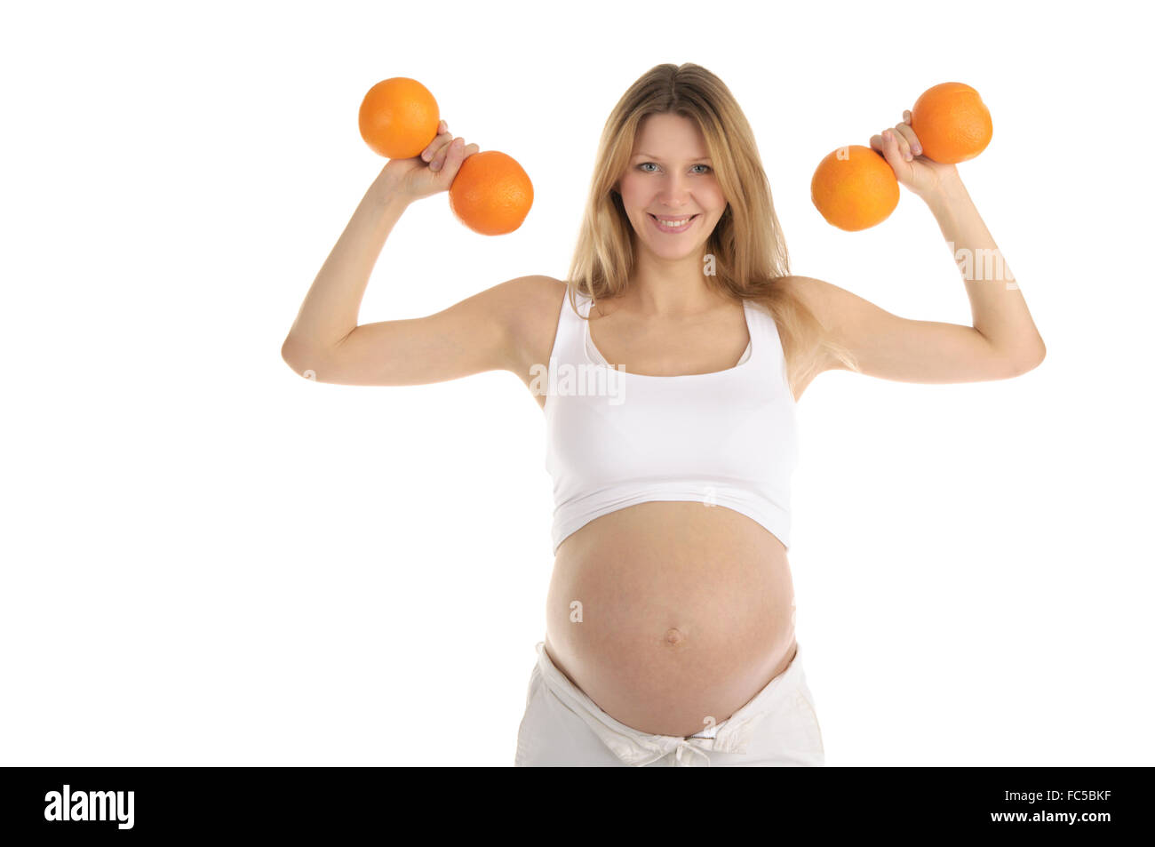 Les femmes enceintes qui participent à des oranges de remise en forme Banque D'Images