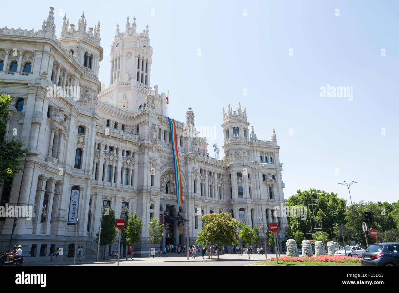 Mairie de Madrid avec la gay pride flag Banque D'Images