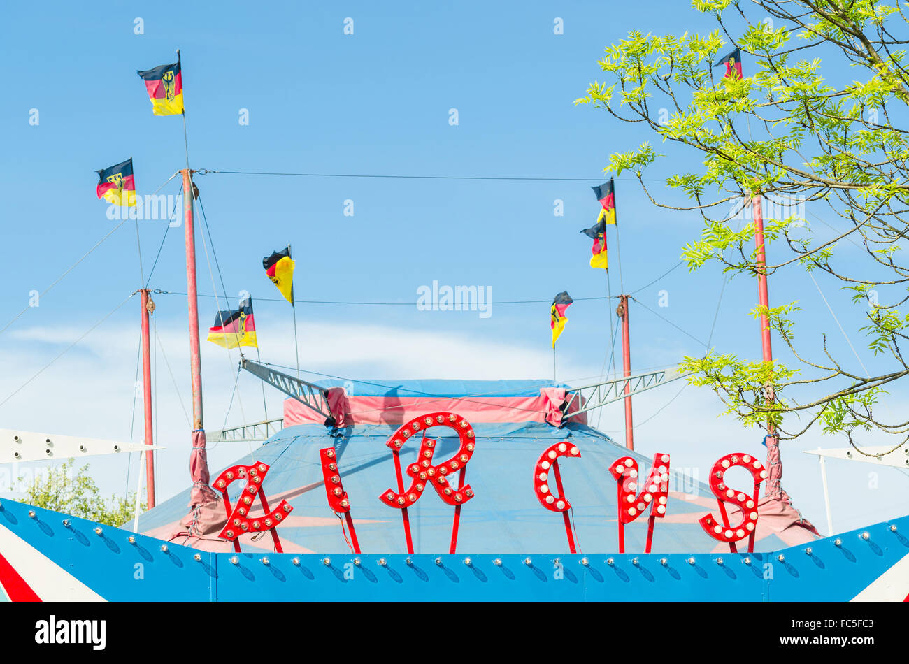 Tente de cirque avec des drapeaux Banque D'Images