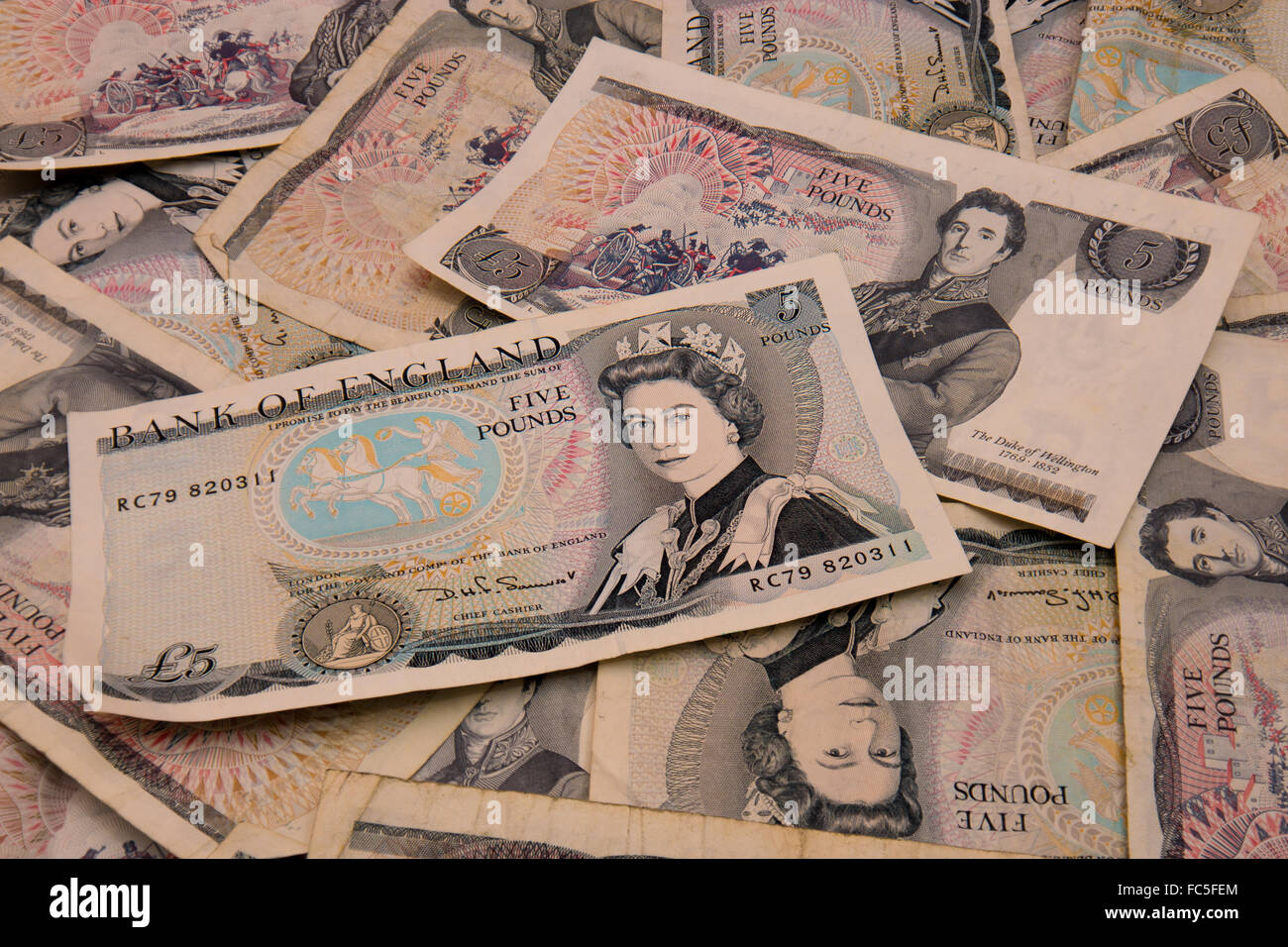 Vieux 1971 'série d' £5 notes montrant la reine Elizabeth II et le duc de Wellington. Banque D'Images