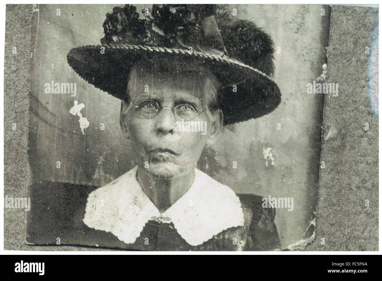 Photo d'une vieille femme du début des années 1900, portant un grand chapeau  Photo Stock - Alamy