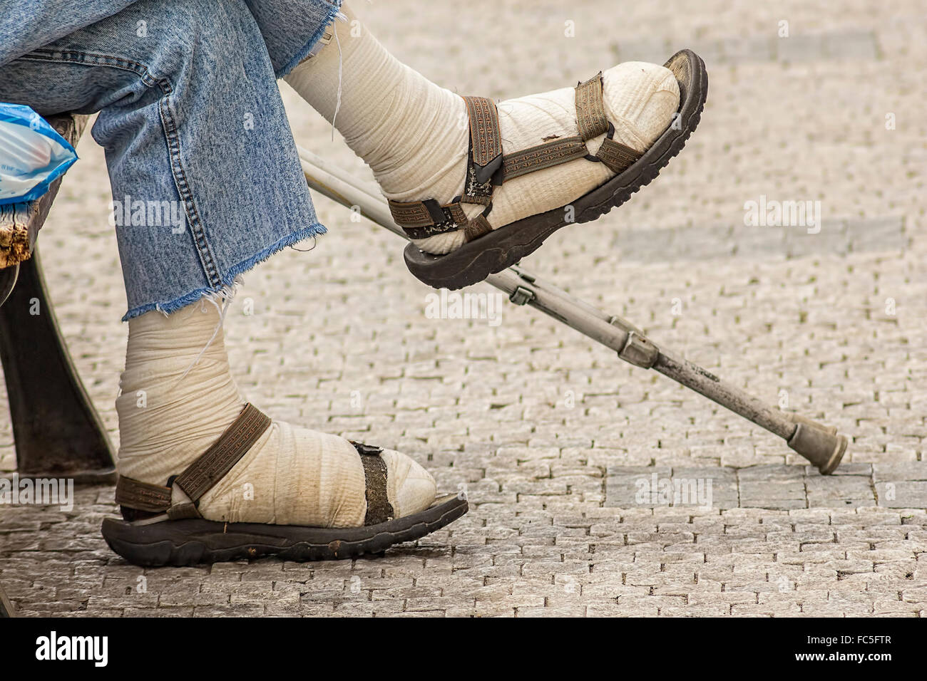 Man with a foot on bench Banque de photographies et d'images à haute  résolution - Alamy